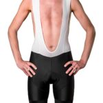 Short homme à bretelles blanches