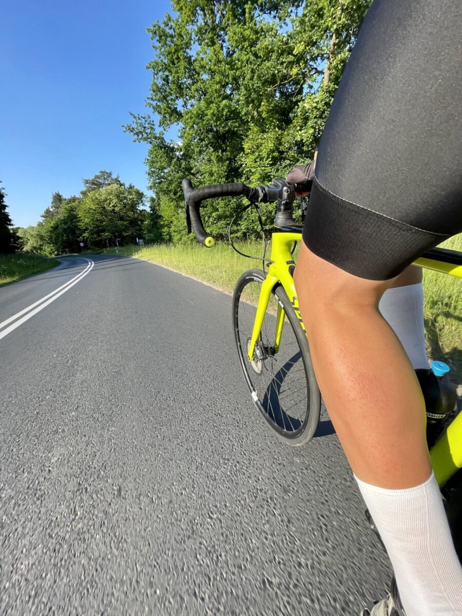Herrenshorts mit schwarzen Hosenträgern