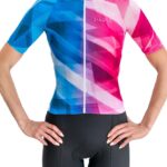 A cycling jersey with a unique color. Color Glow Woman
