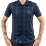 Chemise élégante bleu marine classique avec poche