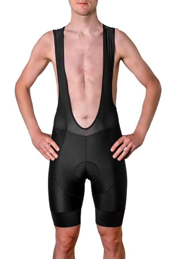 Short homme avec bretelles noires
